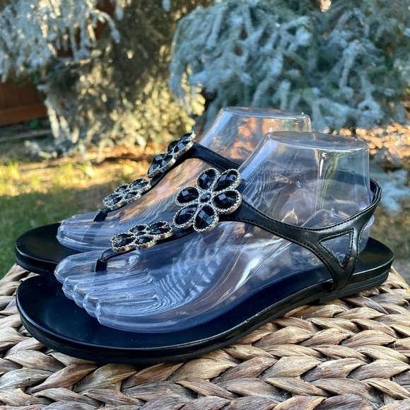 NEW Beautiful Daisy Flower Black Stone T-Strap Thong Toe Sandals. Women size 9 - Picture 2 of 7